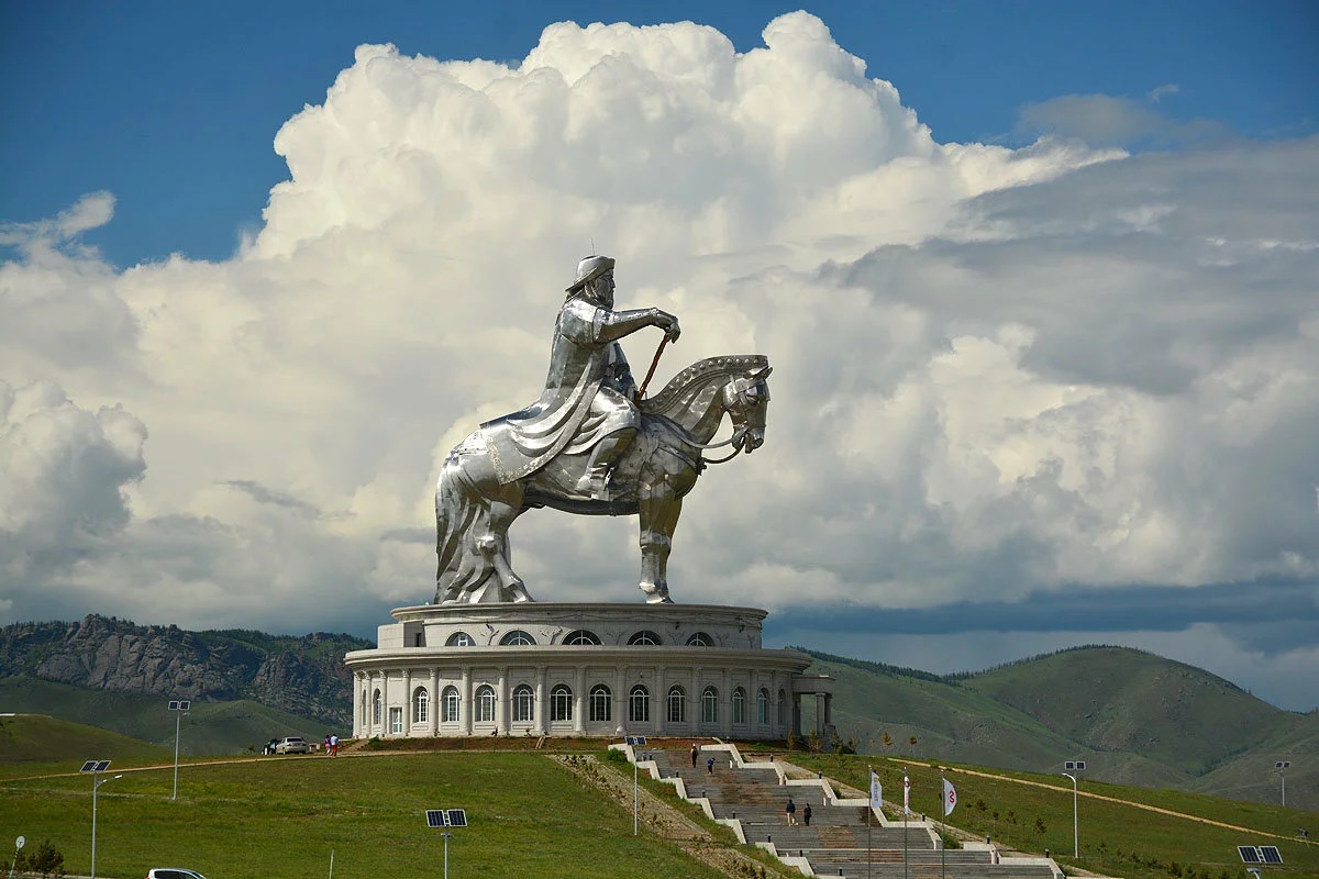 Монголия. Статуя Чингизхана